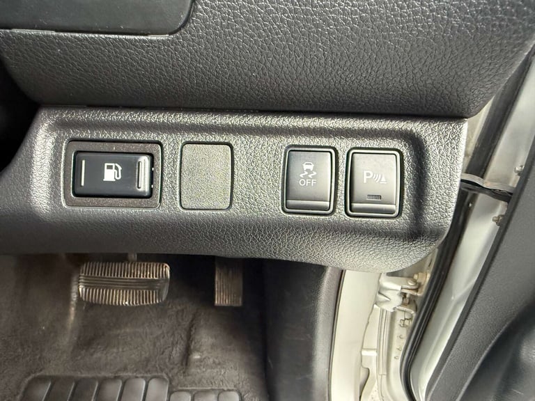 2016 Nissan Navara Double Cab Pick Up Tekna 2.3dCi 190 4WD Auto PICK UP DIESEL Automatic