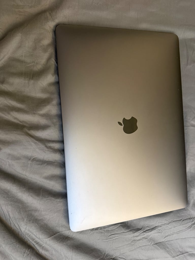 A1990 MacBook pro