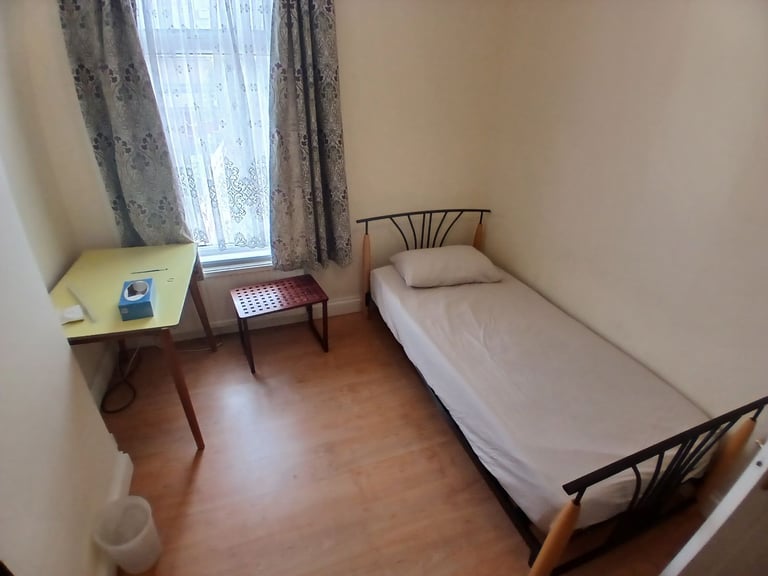 image for Spacious Single Room With ALL BILLS INCLUDED Near East Croydon Station in Addiscombe