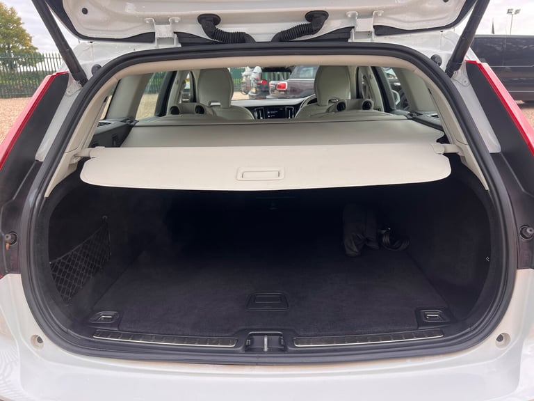 2020 Volvo V60 2.0 B3 MHEV Momentum Estate 5dr Petrol Hybrid Auto Euro 6 (s/s)