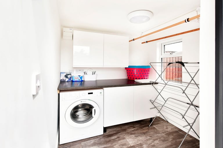 £1000pcm. All Bills Included, Boutique 1 Bedroom Apartment With Off Road Parking & Free Wi-Fi