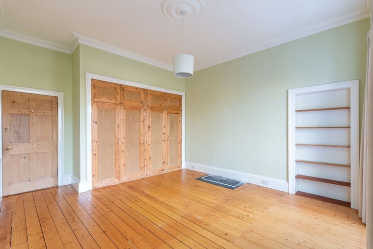 Incredible, 2 bedroom, 2nd floor property north of Edinburgh’s New Town – available November