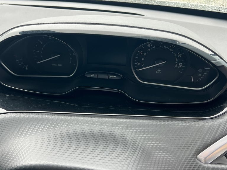 PEUGEOT 208 1.2 PureTech Tech Edition White Manual Petrol 2019