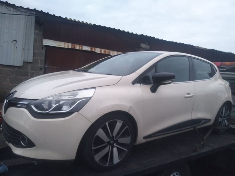 image for Renault clio 2016 1 LITRE petrol white breaking 
