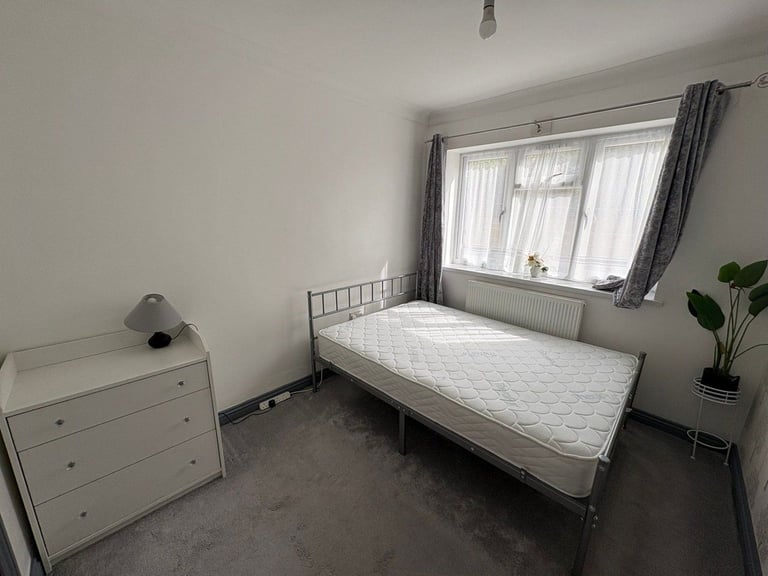 Maidenhead - 1 Bedroom with shared kitchen and toilet