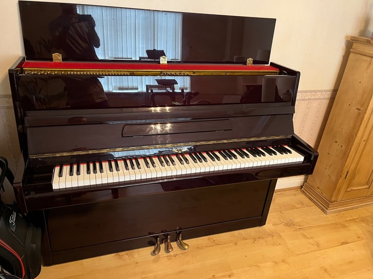 Evestaff Piano (Mahogany)