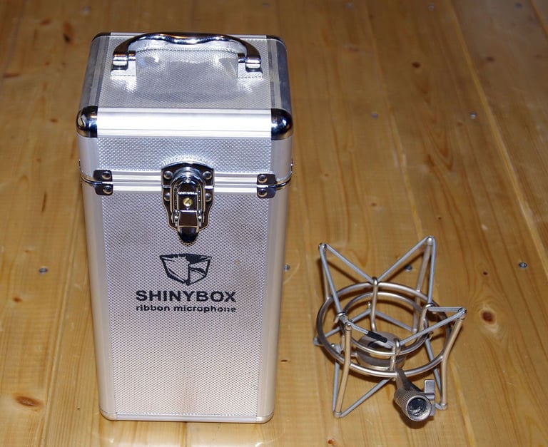 Shiny Box 46MXL microphone, like new. rare, superb-sounding ribbon mic