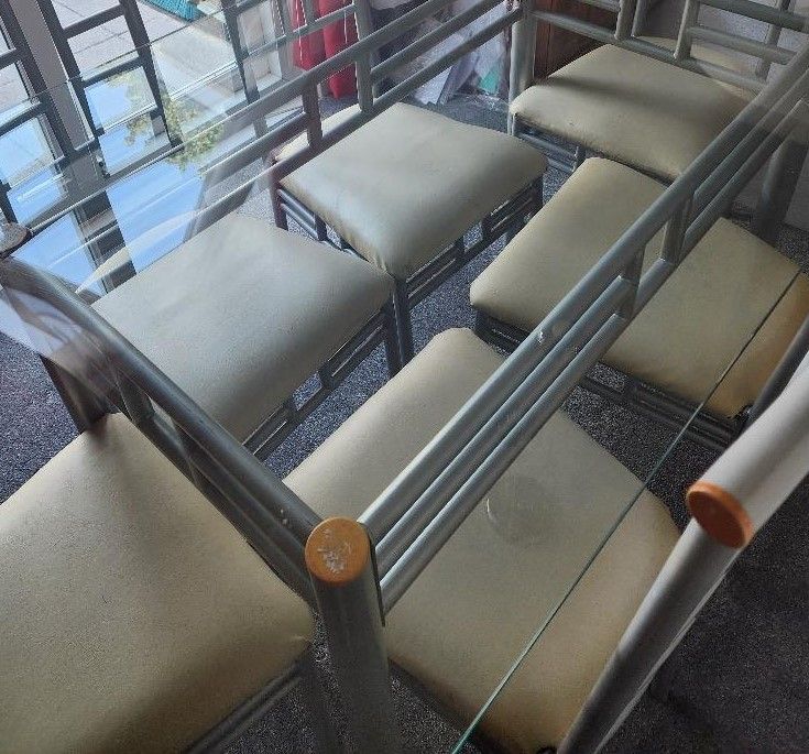 FOR SALE NICE DINING TABLE & CHAIRS (IDEAL FOR XMAS)