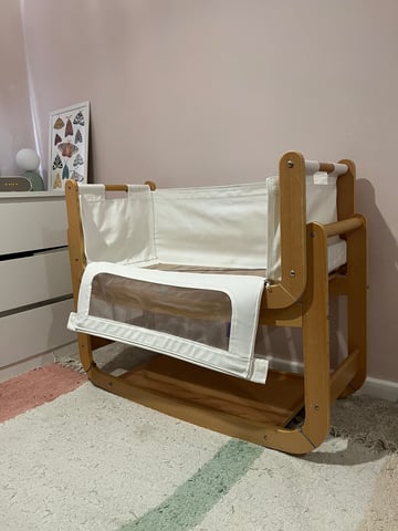 Snuzpod cot with mattress, mattress protector and sheets in