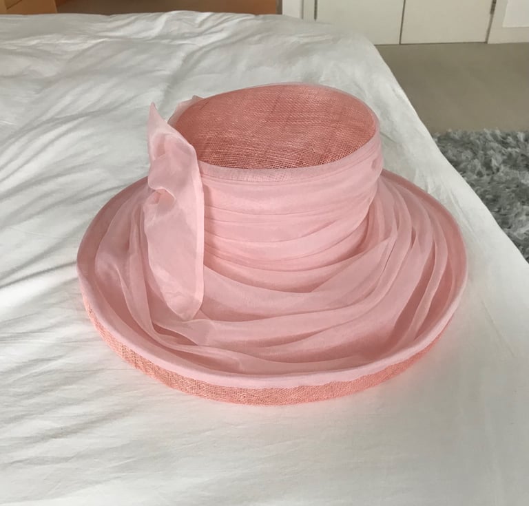 Pale Pink Dress Hat, size 55/56. Chiffon detail and bow. Immaculate. Sell £18