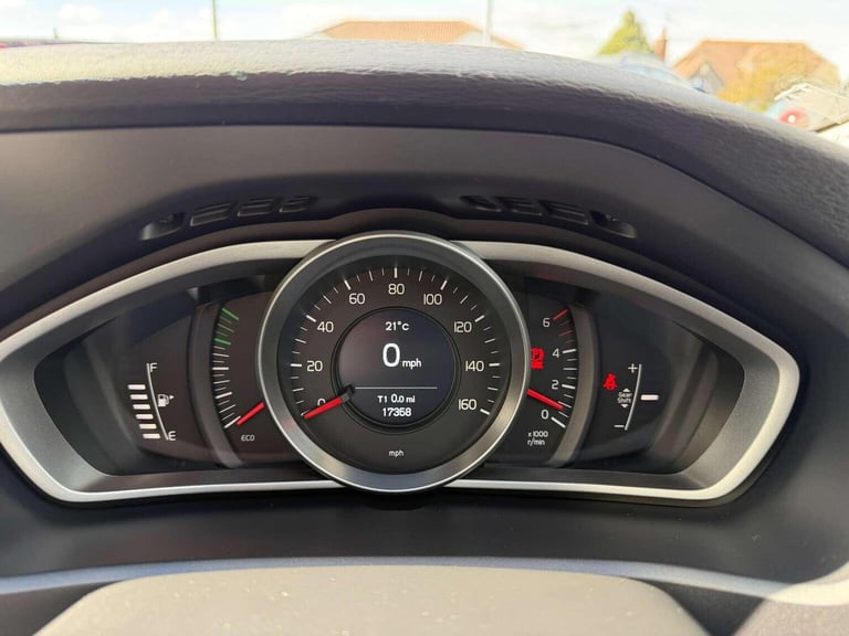 VOLVO V40 2.0 D2 Momentum Euro 6 (s/s) 5dr 2017