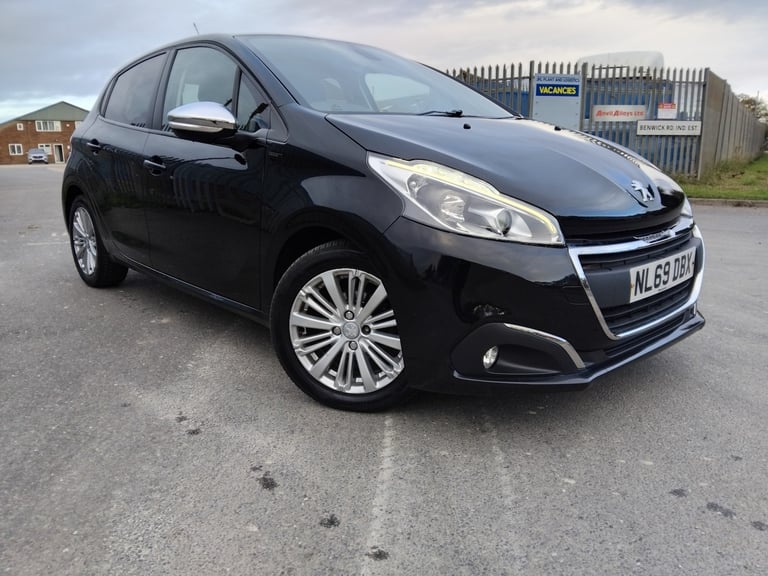 PEUGEOT 208 1.2 PureTech Signature Black Manual Petrol 2019