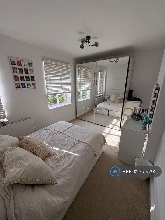 3 bedroom flat in Fieldview, London, SW18 (3 bed) (#2619765)