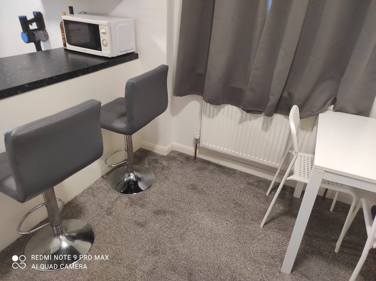 A beautiful executive 1 Bed flat. Separate kitchen and shower room. £1300 inc ALL bills except Elec
