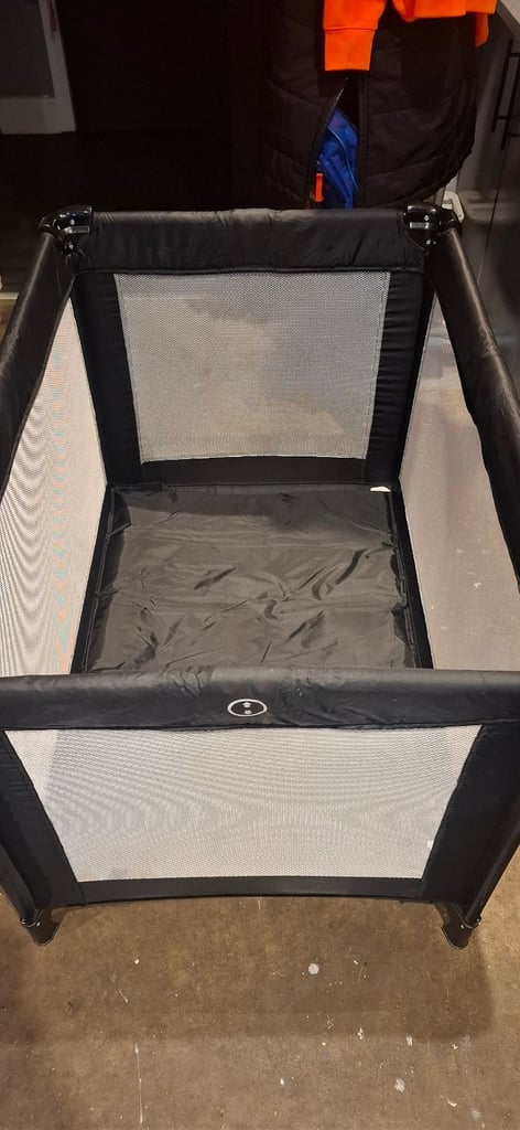 Travel cot with mattress and mattress topper 