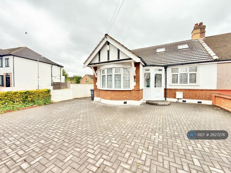 4 bedroom flat in Redbridge Lane East, Ilford, IG4 (4 bed) (#2627278)