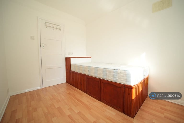4 bedroom house in Chertsey Road, Twickenham, TW2 (4 bed) (#2599340)