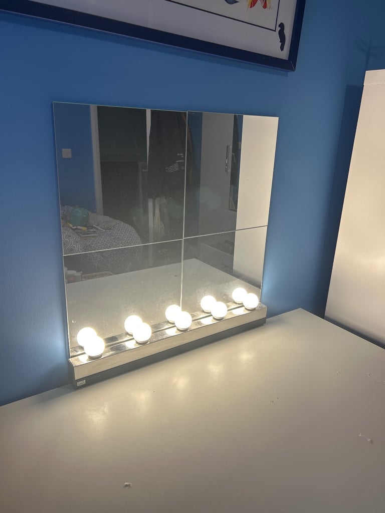 Bulb lights and mirror