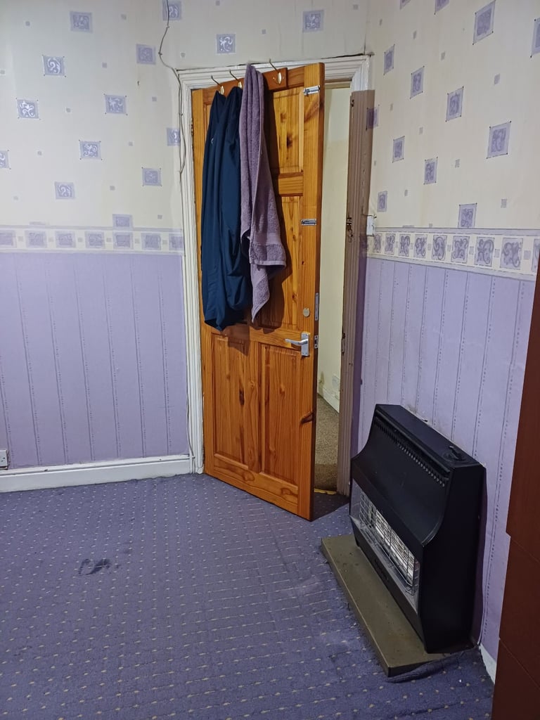 ROOM TO LET