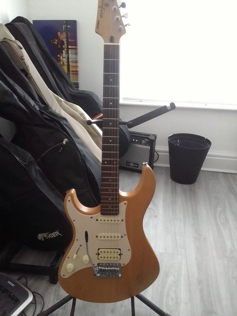 LEFT HANDED YAMAMHA PACIFICA GUITAR