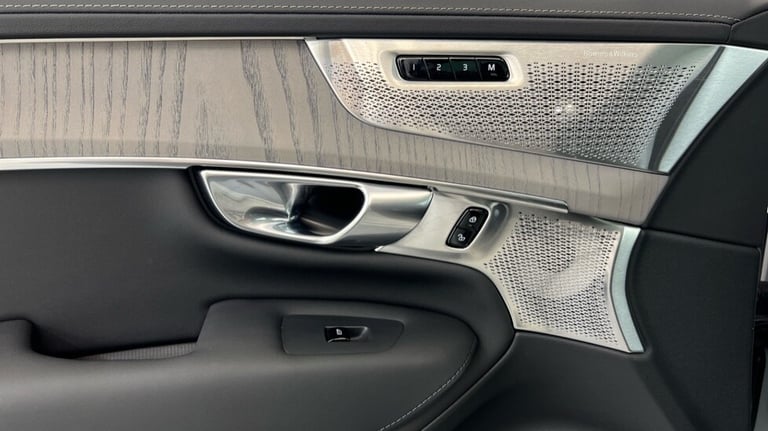 2025 Volvo XC90 Ultra, T8 AWD Plug-in hybrid, Dark, 7 Seats (BLIS, Panoramic Sunroof) Estate Petr...