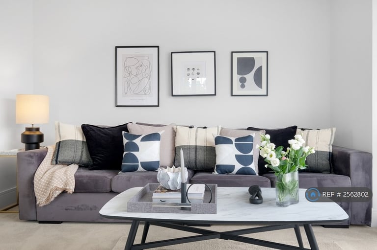 3 bedroom house in Green Park Village, Reading, RG2 (3 bed) (#2562802)