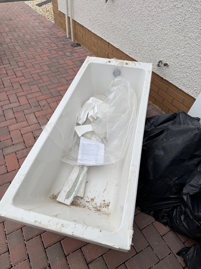 image for Bath tub and taps 