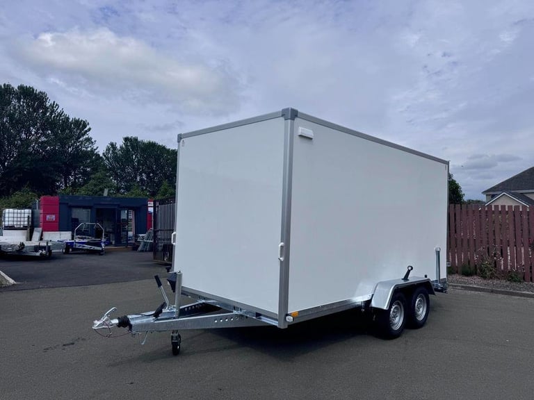 BRAND NEW 400CM X 200CM X 200CM TWIN AXLE BOX TRAILER WITH BARN DOORS 2700KG BRAKED