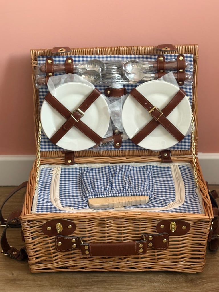image for Brand new picnic hamper for four 