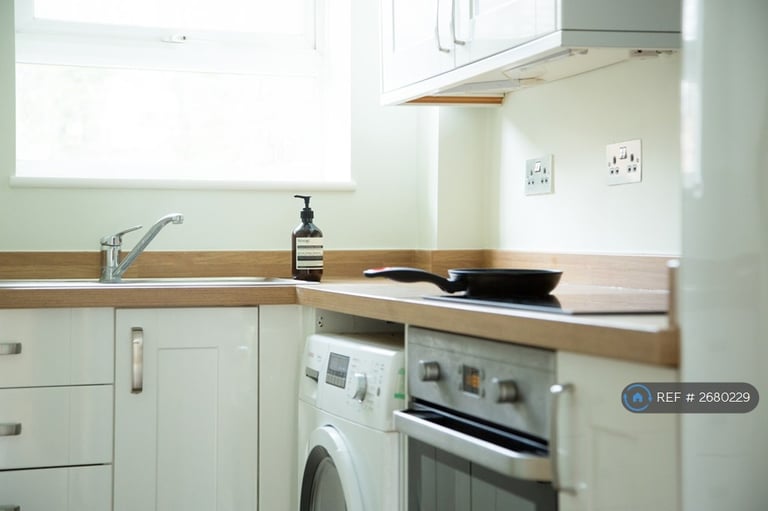 1 bedroom flat in Anerley Park, London, SE20 (1 bed) (#2680229)