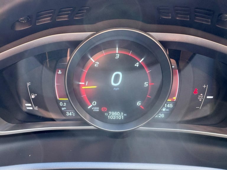 VOLVO V40 2.0 R-Design D4 2015