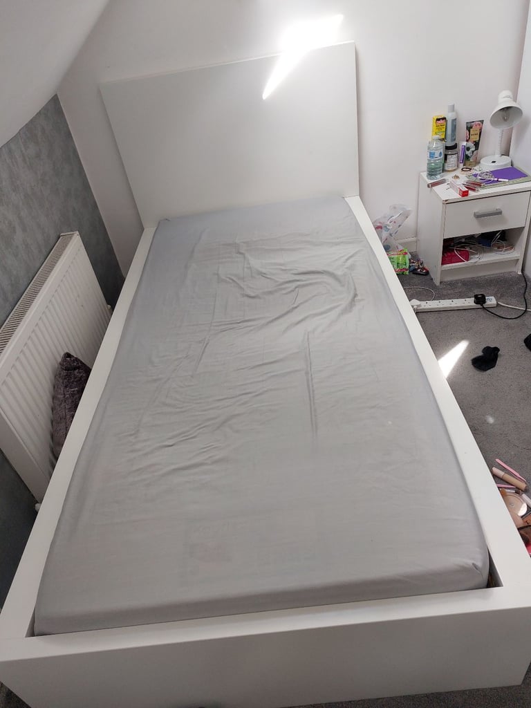 single bed in white colour Excellent condition 