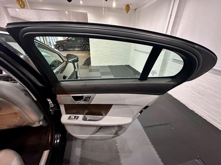 2012 Jaguar XF 2.2d Luxury 4dr Auto SALOON DIESEL Automatic