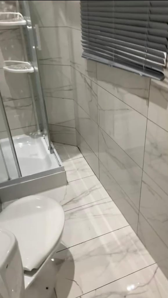 modern refurbished studio with En suite (Shared kitchen) 