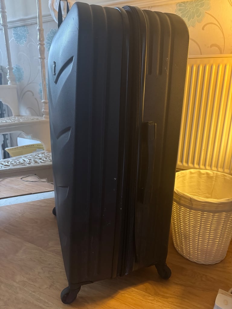 Large hard shell suitcase 