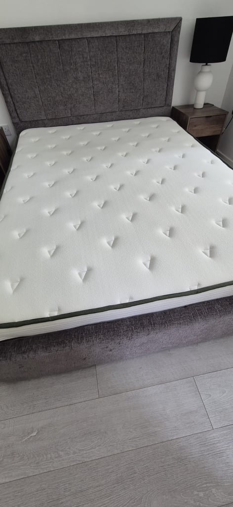 King Size Memory Foam & Sprung Mattress (Near New)