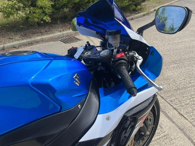 2014 14 SUZUKI GSXR 1000 L4 BLUE  WHITE SPORTS R1 GSXR1000 - LOW MILES CBR