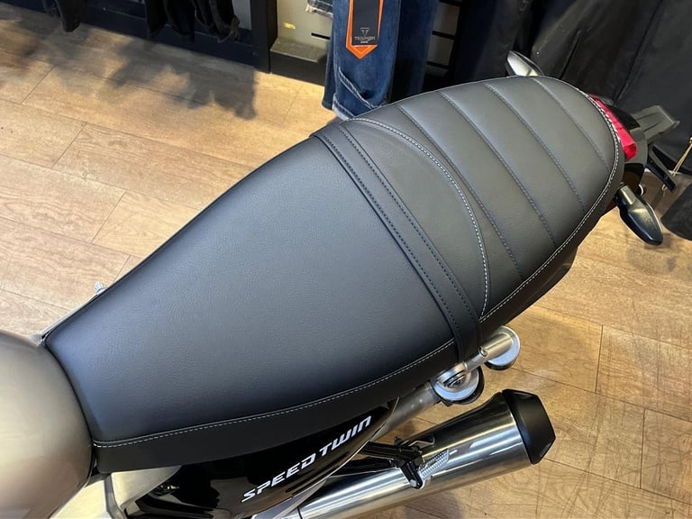2025 Triumph Bonneville Speed Twin 1200 STANDARD COLOUR Petrol silver 6 Speed