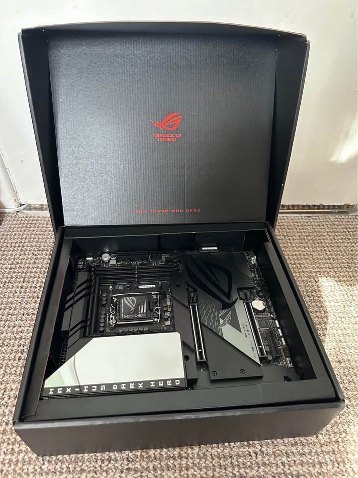 ASUS ROG MAXIMUS Z790 DARK HERO LGA 1700 ATX Intel Motherboard £350