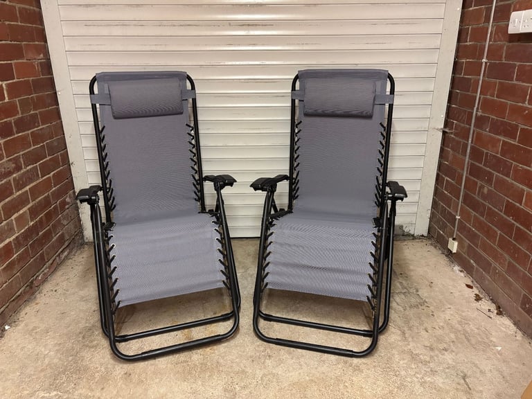 2 gravity garden chairs 