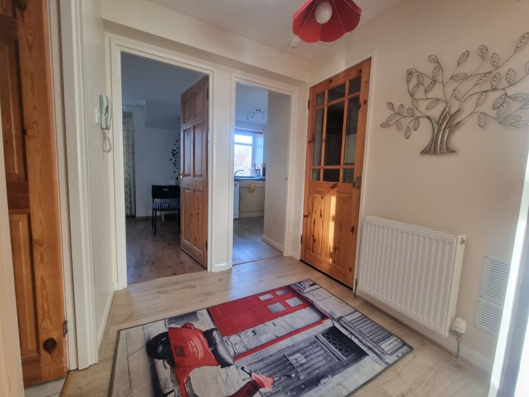 Spacious, West End 2 bedroom Flat on Beautiful Tree Line Street.