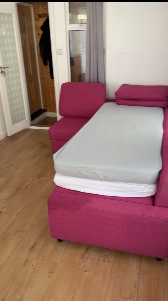 Very clean extra large double room near tube station £725