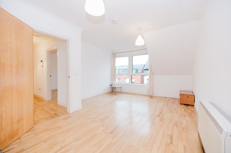 Contemporary, 2 bedroom, 3rd floor flat off Ferry Road, with private parking – available NOW