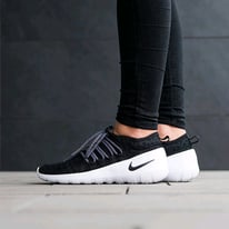 Ladies black and white Nike payaa Flyknit trainers size 5