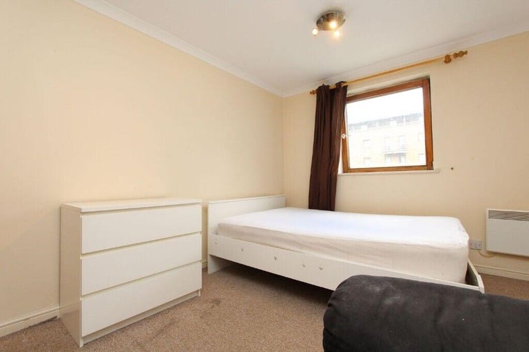 SPACIOUS ENSUITE DOUBLE ROOM AVAILABLE IN CANARY WHARF