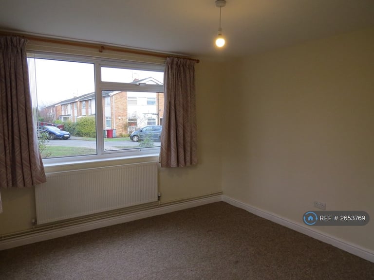 2 bedroom flat in Mowbray Drive, Reading, RG30 (2 bed) (#2653769)