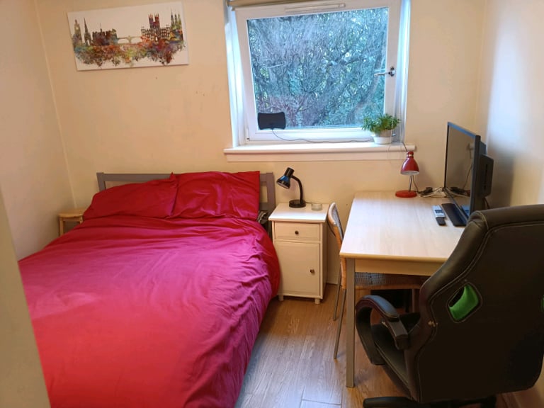 Edinburgh Oxgangs ONE DOUBLE BEDROOM to rent in Colinton, Edinburgh