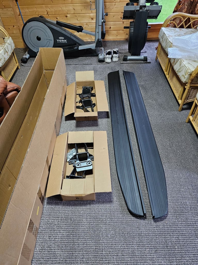 Range Rover ‘embossed’ aftermarket side steps.Fit L405.Also fit L494 from information in the box
