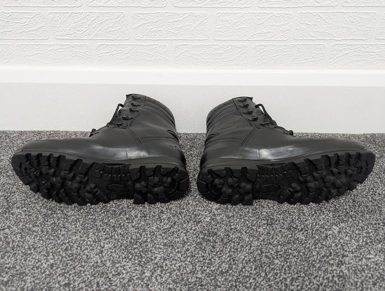 Great Condition LOWA Military Combat Boots GORE-TEX® Black / Size 7 UK / FREE LOCAL DELIVERY
