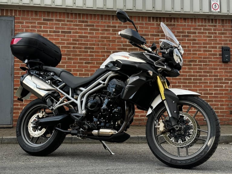 TRIUMPH TIGER 800 ! 2011 ! TOP BOX ! FSH ! 10 SERVICE STAMPS !